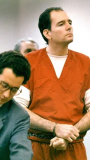Danny Rolling ist einer der brutalsten Serienmörder. Er vergewaltigte und folterte seine Opfer. Immer wieder hielt er die Ermittlungsbehörden zum Narre. An einem Wochenende im Jahr 1990 terrorisierte er die Universität in Gainesville und ermordet fünf Studentinnen¼