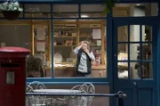 Postfilialleiterin Jo Hamilton (Monica Dolan) ist fassungslos: Ihre Filiale verzeichnet mysteriöse Geldverluste, für die sie selbst aufkommen soll.