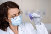Forschende entdecken Menstruationsblut als Ressource. Periodenblut könnte etwa helfen, Krankheiten wie Endometriose oder Gebärmutterhalskrebs zu diagnostizieren.