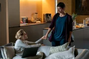 Christine (Anne Haug, l.) macht sich Sorgen um Aljona (Katharina Nesytowa, r.). Sie findet, dass sie sich nach dem Bruch mit ihrer Familie verändert hat.