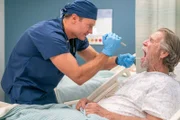 Dr. Bruce (Josh Lawson, l.)