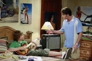 Jake (Angus T. Jones, l.) ist so unhöflich zu Charlies Verlobter Chelsea, dass Charlie (Charlie Sheen, r.) eingreift und von Jake verlangt, er solle sich mit Chelsea aussprechen.  Die beiden versöhnen sich miteinander, gehen jetzt aber gemeinsam auf Charlie los ...