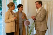 Christine (Anne Haug, l.) und Aljona (Katharina Nesytowa, M.) werden im Brautmodengeschäft von dessen Besitzer (Roland Wolf) umsorgt.