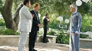 Die Rekonstruktion des Vorabends der gescheiterten Hochzeit f&uuml;hrt Ryan Wolfe (Jonathan Togo, l.) und Horatio Caine (David Caruso, 2.v.l.) zu dem Hotelunternehmer Clay Bennett (Philippe Brenninkmeyer).