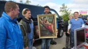 Auf dem Trödelmarkt versuchen Otto und Sükro soviel Geld wie möglich aus den alten Sachen der Familie herauszuholen