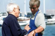 Mark (Dick Van Dyke, l.) bemerkt an David McReynolds (James Read, r.) Arm eine teure Uhr, die einige Kratzer am Armband aufweist, für die David nur eine sehr unbefriedigende Erklärung hat.