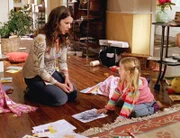 Lorelai (Lauren Graham, l.) bereut schon bald ihr Angebot, in Notfällen auf G. G. (Nicolette Collier) aufzupassen. Die Kleine entpuppt sich als eine verzogene Nervensäge, die durch nichts zu bändigen ist.