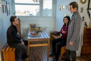 Radek (Hans-Werner Meyer, r.) und Mina (Jasmin Tabatabai) befragen Aljonas Bruder Denis (Konstantin Frank, l.). Aljonas Frau Christine ist sich sicher, dass deren Familie sie entführt hat.