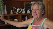 Eva (57) hat wegen ihrer chronischen Lungenkrankheit COPD keine Möglichkeit, einen Vollzeit-Job anzunehmen.