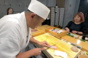 Küchenchef Hiroyuki Oizumi ist ein Meister mit dem Messer, seine Kreationen aus Reis und rohem Fisch sind kleine Kunstwerke.
