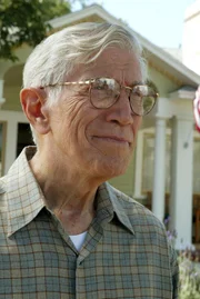 Ist Nelson (Joseph Campanella) wirklich so ein liebenswerter alter Mann, wie er anfangs zu sein scheint?