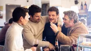 Yun Soo, Roberto und Luca feiern mit ihrem neuen Bekannten Luís (von li nach re: Alberto Jo Lee, Álex González, Andrea Bosca, Joao Reis).  Verwendung nur in Verbindung mit Programmkommunikation. Jede andere Nutzung ist untersagt.