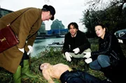 Dr. Graf (Gerhard Zemann, l.), Niki (Elke Winkens, r.) und Marc (Alexander Pschill, M.) finden am Donaukanal eine Männerleiche.