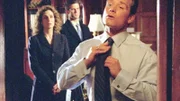 Stella Bonasera (Melina Kanakaredes) und Don Flack (Eddie Cahill, M.) ermitteln: Hat der Kongressabgeordnete Eric Garth (Rick Ravanello) etwas mit dem toten Transvestiten auf der Herrentoilette zu tun?