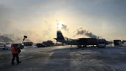 Im sibirischen Jakutsk befindet sich der kälteste Flughafen der Welt. Bei minus 45 Grad Maschinen startklar zu machen, ist eine extreme Herausforderung für das Bodenpersonal.  Ein Beispiel dafür, wie die Millionenstadt über den Wolken funktioniert.