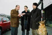 Fritz Kunz (Martin Weinek, l.), Niki (Elke Winkens, M.), Marc (Alexander Pschill, r.) und Rex sind zum Wiener Donaukanal gefahren. Dort wurde eine Frauenleiche gefunden.