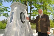 Sepp Forcher beim Dreiländereck in der Nähe von Oberdrossen, Grenze zwischen Österreich, Slowenien und Ungarn.