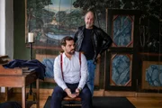 Oskar Schütz (Marek Erhardt, r.) befragt Dr. Stefan Opitz (Florian Kleine, l.), den Geschäftspartner und Freund des Opfers.