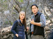 Können Jim (David Conrad, r.) und Melinda (Jennifer Love Hewitt, l.) der kleinen Becca helfen und sie dazu ermutigen, nach Hause zurückzugehen?