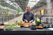 TV-Koch Thomas Sampl bereitet eine Aalsuppe zu.