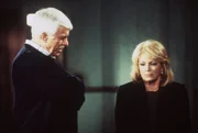 Captain Pike (Angie Dickinson, r.) gesteht Mark Sloan (Dick Van Dyke, l.), die Frau von Senator Watson ermordet und den Verdacht auf den Senator gelenkt zu haben, um seinen Posten übernehmen zu können.