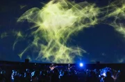 Der Auftritt des isländischen Dream-Pop-Musikers Ásgeir beeindruckt mit wogenden Partikelwolken, die an flimmernde, surreale Polarlichter erinnern.