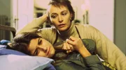 Nachwuchs-Pianistin Marietta (Vanessa Jung, lieg.) hat sich einen Finger abgeschnitten, weil ihre ehrgeizige Mutter Nora (Ilona Grübel) gegen ihren Freund ist.