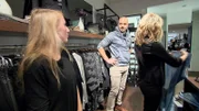 Bachelor Christian Tews begleitet Isabell (l.) beim Shoppen.