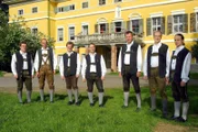 Jungpartie des Steirischen Jägerchores vor dem Schloss Poppendorf.
