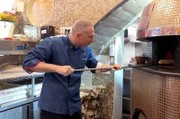 In Neapel, dem Geburtsort der Pizza, verrät Küchenchef Paolo Surace Mattozzi einige Geheimnisse des Pizzabackens.