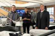 Ein neuer Fall wartet auf McGee (Sean Murray, l.), Ziva (Cote de Pablo, 2.v.l.), Vance (Rocky Carroll, 2.v.r.) und Gibbs (Mark Harmon, r.) ...