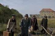 In den letzten Kriegstagen flieht Lena (Alexandra Neldel, l.) zusammen mit ihren Eltern Hilde (Saskia Vester, 2.v.r.) und Gustav Berkow (Dominique Horwitz, 2.v.l.) aus Berlin. In den letzten Kriegstagen flieht Lena (Alexandra Neldel, l.) zusammen mit ihren Eltern Hilde (Saskia Vester, 2.v.r.) und Gustav Berkow (Dominique Horwitz, 2.v.l.) aus Berlin.