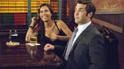 Riley Cooper (Daniella Alonso) zieht die Blicke vieler Männer auf sich, so auch die von Chris Harris (Brennan Elliott).