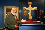 Sepp Forcher beim "Adelheid-Kreuz- Reichskreuz „Stift St.Paul – Europaausstellung“.