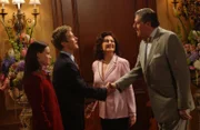 Die Großeltern von Rory (Alexis Bledel, l.) können es nicht fassen, dass ihre Enkelin mit einem Huntzberger zusammen ist. Daher laden Emily (Kelly Bishop, 2.v.r.) und Richard (Edward Herrmann, r.) Logan (Matt Czuchry, 2.v.l.) zum gemeinsamen Essen ein und überhäufen das junge Paar nur so mit Komplimenten ...