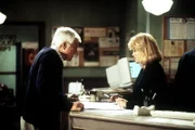 Dr. Mark Sloan (Dick Van Dyke, l.) und Captain Pike (Angie Dickinson, r.) überprüfen gemeinsam einige Spuren im Mordfall Janet Watson.