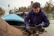 Diese kleinen Krebse werden von sogenannten Moecanti gefischt und sortiert. Das sind spezialisierte Fischer aus der Lagune von Venedig, deren Beruf bereits zur Zeit der Serenissima im 18. Jahrhundert anerkannt war.