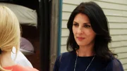Sophie Deveraux (Gina Bellman), alias Herzogin Charlotte Prentice, bemerkt sofort, dass die Frauen auf der Wohltätigkeitsgala nicht ganz koscher sind. Hat es das Leverage-Team mit einem Haufen Heiratsschwindlerinnen zu tun?