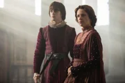 Margaret of Anjou (Veerle Baetens, r.) hat bereits eine Frau für ihren Sohn Edward of Lancaster (Joey Batey, l.) auserkoren ...