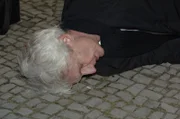 Robert (Mathieu Carrière) liegt erschlagen am Boden ...