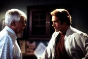 Dr. Sloan (Dick Van Dyke, l.) und Steve (Barry Van Dyke, r.) diskutieren darüber, ob Senator Watson tatsächlich seine Frau Janet umgebracht hat.