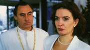 Sektenführer Browning (Andreas Lansky) hat Bea (Isabelle von Siebenthal)