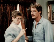 Beverly Gordon und Cody Allen (Perry King) versuchen, sich mit einem Trick aus der Gewalt der Gangster zu befreien.