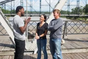 Gemeinsam mit Robert Griffin III (l.) nehmen sich Joanna (M.) und Chip (r.) eines ganz besonderen Projekts an: Sie wollen den Alltag des Vietnam Veteranen Bill Graham und seiner Frau verschönern. Deswegen zaubern sie ihnen genau das Traumhaus, wovon das süße, alte Pärchen immer geträumt hat ...