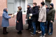 Sevim bedankt sich bei den Lansingern für die Hilfe beim Umzug. Von links: Sevim (Özay Aslanhan), Rosi (Brigitte Walbrun), Mike (Harry Blank), Philipp (Philipp Schneider, KLD) und Komparserie.