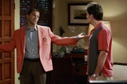 Während Charlie (Charlie Sheen, r.) Probleme mit Jake hat, nimmt Alan (Jon Cryer, l.) in der Immobilienagentur seiner Mutter einen Aushilfsjob an, weil er sich eine Wohnung mit seiner Freundin leisten will ...