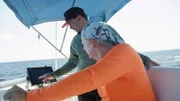 Zwei Männer auf einem Motorboot
