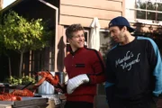 Valentinstag steht vor der Tür. Da Rory soviel Stress in der Uni hat, plant Logan (Matt Czuchry, l.) ein Wochenende der Erholung mit Lorelai und Luke (Scott Patterson, r.) in Marthas Vineyard...