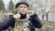 Um in Frontnähe sicher zu sein, legt Tierretterin Judith Pein Schutzausrüstung an.