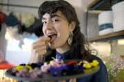 Lucie lädt ein, die Vielfalt essbarer Blüten zu entdecken.